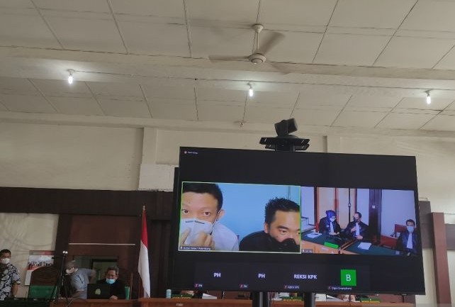 Terdakwa Suhandy mengikuti persidangan agenda pembacaan tuntutan dari JPU KPK secara daring di PN Palembang Kamis (17/2). M. Riezko Bima Elko P./Antara - Image