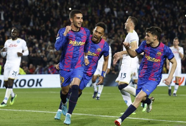 Selebrasi Ferran Torres (kedua kiri) setelah mencetak gol penyeimbang untuk Barcelona dalam pertandinga leg pertama lawan Napoli di Camp Nou pada Jumat (18/2). Albert Gea/Reuters/Antara - Image