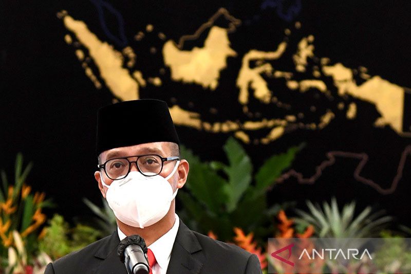 Gubernur Lemhannas Andi Widjajanto saat dilantik oleh Presiden Joko Widodo di Istana Negara, Jakarta, pada Senin, (21/2/2022). (ANTARA/HO-Biro Pers Setpres/Rusman) - Image