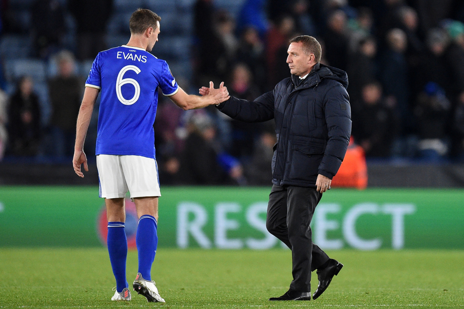 OLI SCARFF/AFP JABATAN TERANCAM: Brendan Rodgers memberi semangat kepada bek Jonny Evans setelah laga di King Power Stadium (5/11/2021). - Image