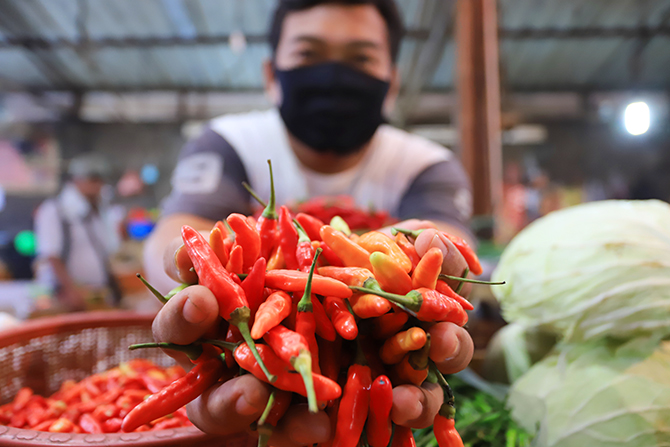 Pedagang saat menata cabai rawit merah dan cabai keriting di Pasar Kebayoran Lama, Jakarta Selatan. (Dery Ridwansah/JawaPos.com) - Image