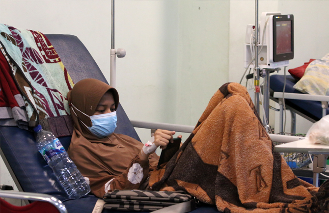 Sejumlah pasien di IGD di RSUD Depok, Jawa Barat, Peningkatan kasus COVID-19 memberikan dampak terhadap jumlah keterisian tempat tidur di rumah sakit (Bed Occupancy Rate) maupun ICU di RSUD Depok yang mencapai lima kali lipat dari bulan lalu sehingga dila - Image