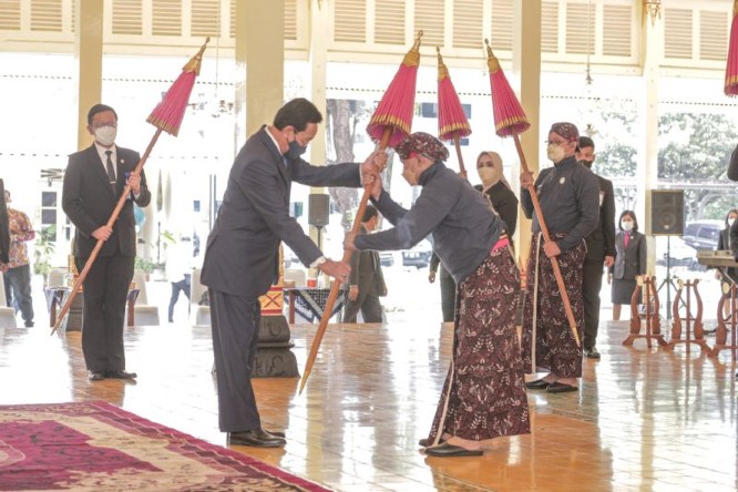 Gubernur Jogjakarta Sri Sultan HB X mengukuhkan 242 lurah sebagai pemangku keistimewaan di Bangsal Kepatihan, Jogjakarta, Selasa (8/2). Pemda Jogjakarta/Antara - Image