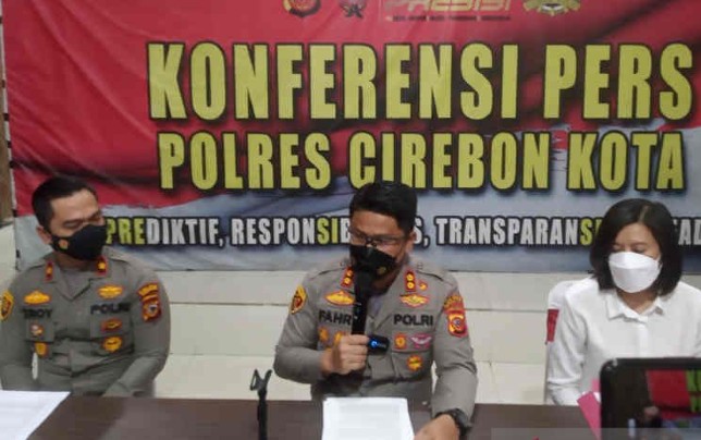 Kapolres Cirebon Kota AKBP Fahri Siregar (tengah). Khaerul Izan/Antara - Image