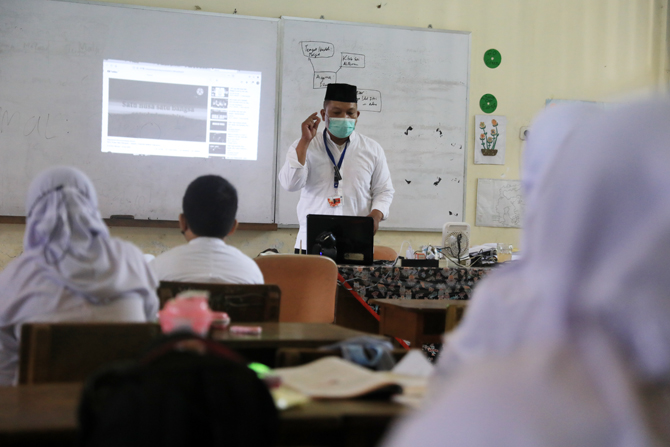 Siswa saat mengikuti kegiatan belajar sacara tatap muka dengan kapasitas 50 persen di Sekolah Dasar Negeri 014 Pondok Labu, Jakarta Selatan, Jumat (4/2/2022). Presiden Jokowi meminta pelaksanaan pembelajaran tatap muka (PTM) dievaluasi, terutama di 3 pro - Image