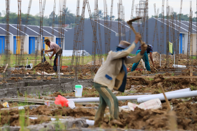 Suasana pembangunan perumahaan Subsidi di Kawasan Parung Panjang, Bogor, Jawa Barat, Kamis (10/2/2022). Direktorat Jenderal (Ditjen) Perumahan Kementerian Pekerjaan Umum dan Perumahan Rakyat (PUPR) akan mengevaluasi pembangunan perumahan melebihi satu jut - Image