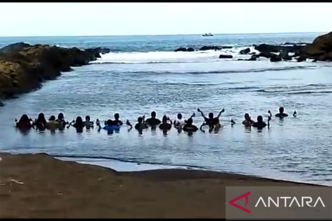 Ritual yang dilakukan Kelompok Trimurti Kejawen Kejayan asal Kabupaten Nganjuk di Pantai Watu Ulo, Kabupaten Jember, Sabtu (26/2/2022). (ANTARA/HO-Medsos) - Image