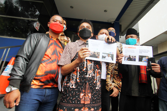 Mantan Menteri Pemuda dan Olahraga (Menpora) Roy Suryo memberikan kepada keterangan awak media usai mendatangi gedung SPKT di Polda Metro Jaya, Jakarta Selatan, Kamis (24/2/2022). Polda Metro Jaya menolak laporan yang dilayangkan Roy Suryo terhadap Menter - Image