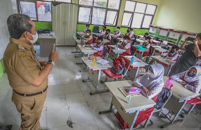 Plt Wali Kota Bandung Yana Mulyana meninjau pelaksanaan PTM di sekolah dasar. Humas Pemkot Bandung/Antara - Image