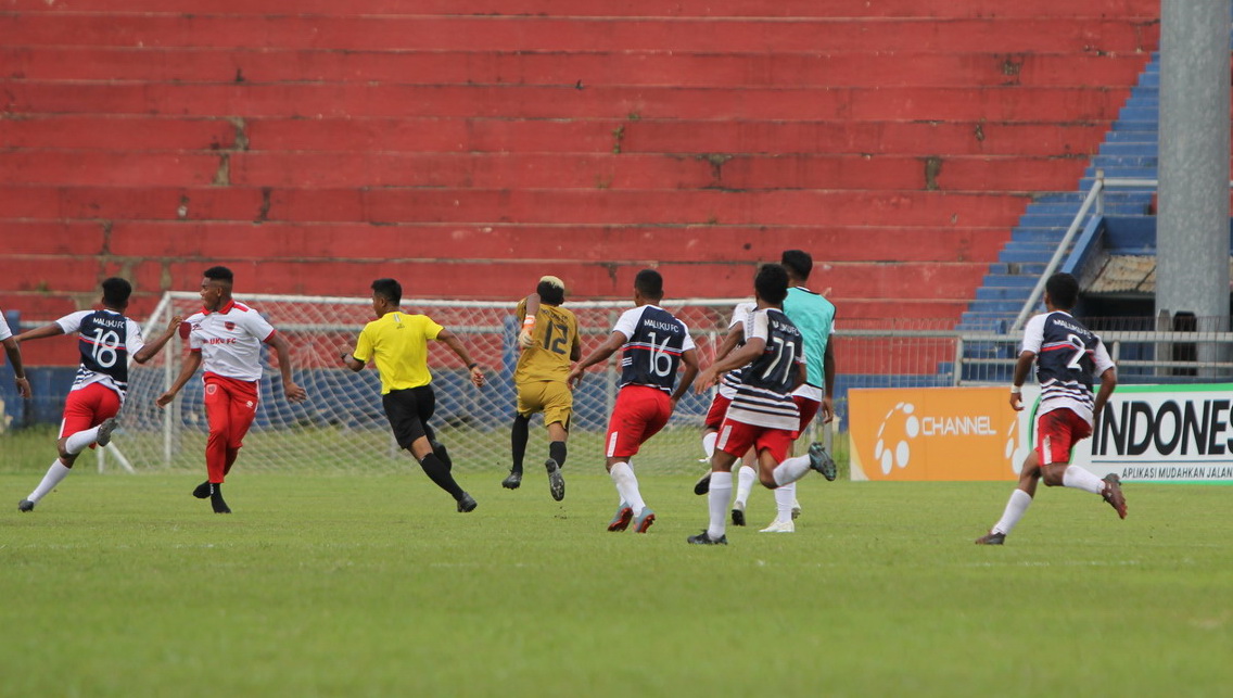 LAMPIASKAN KEMARAHAN: Pemain Maluku FC mengejar wasit Hafidz Nuridho (lima dari kiri) karena mengesahkan gol Persedikab yang sudah melewati masa tambahan waktu. RADAR KEDIRI - Image