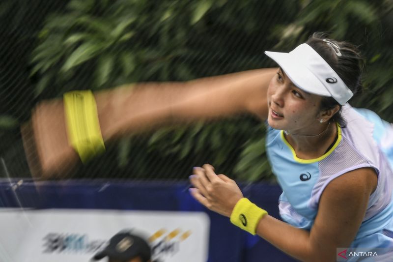 Aldila Sutjiadi melakukan servis ke arah lawannya petenis Kalimantan Selatan, Fadona Titalyana dalam final Mandiri Tennis Open 2022 di Jakarta, Minggu (13/2/2022). Aldila Sutjiadi berhak meraih juara pertama usai mengalahkan Fadona Titalyana dua set langs - Image