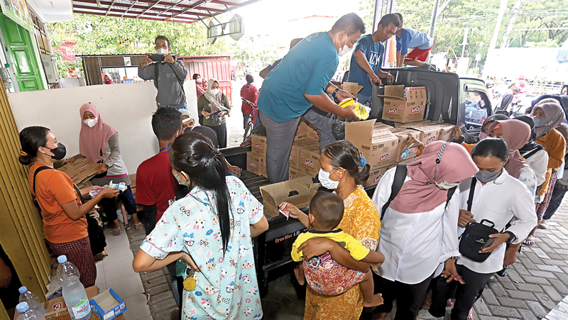KOMODITAS PALING DICARI: Suasana masyarakat mendapatkan minyak di Kota Mojokerto kemarin (21/2). (JAWA POS RADAR MOJOKERTO) - Image