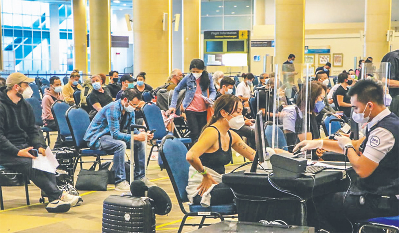 SAMBUT KEDATANGAN: Para penumpang Singapore Airlines yang baru tiba di Bandara I Gusti Ngurah Rai, Bali, kemarin. (NI KADEK RIKA RIYANTI/BALI EXPRESS) - Image