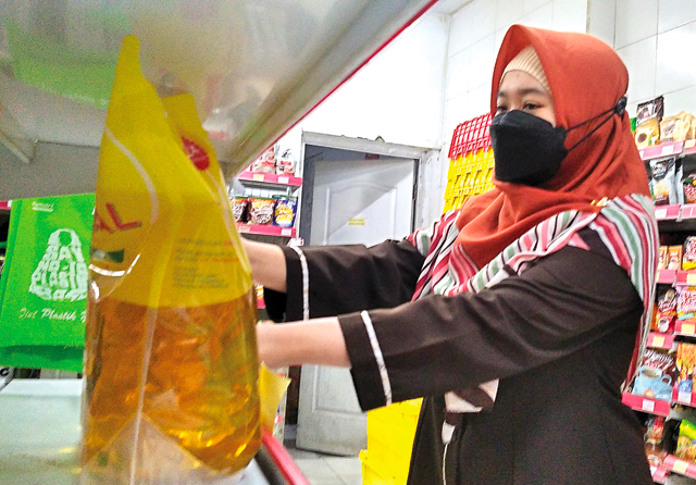 TERBATAS: Ketersediaan minyak goreng di berbagai tempat perbelanjaan masih terbatas. Misalnya, yang terlihat di salah satu minimarket di Jember. (Jawa Pos Radar Jember) - Image