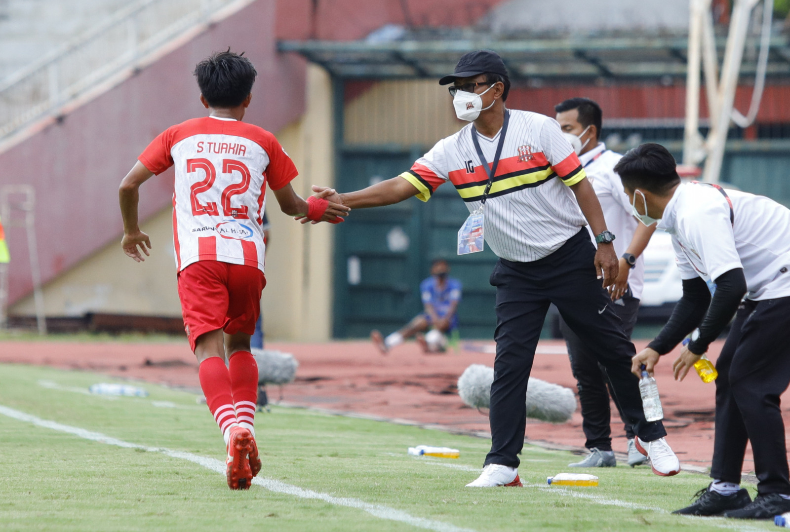 PINDAH KE GRESIK: Ibnu Grahan (kanan) menyalami Sedek Tuakia setelah membobol gawang Gasma Enrekang (22/2). ANGGER BONDAN/JAWA POS - Image