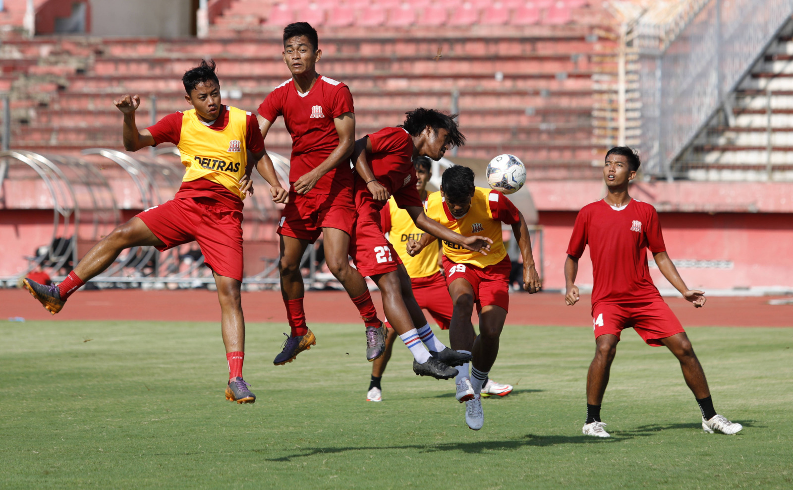 MATANGKAN PERSIAPAN: Pemain Deltras Sidoarjo berlatih di Stadion Gelora Delta Kamis lalu (3/2). ANGGER BONDAN/JAWA POS - Image