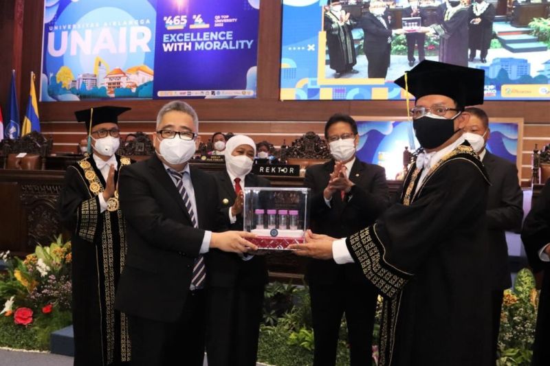 Rektor Unair Prof. M Masih menyerahkan seed Vaksin Merah Putih kepada Direktur Utama (Dirut) PT. Biotis Pharmaceuticals Indonesia FX Sudirman didampingi Menkes Budi Gunadi Sadikin dan Gubernur Jatim Khofifah Indar Parawansa dalam Sidang Terbuka Dies Natal - Image