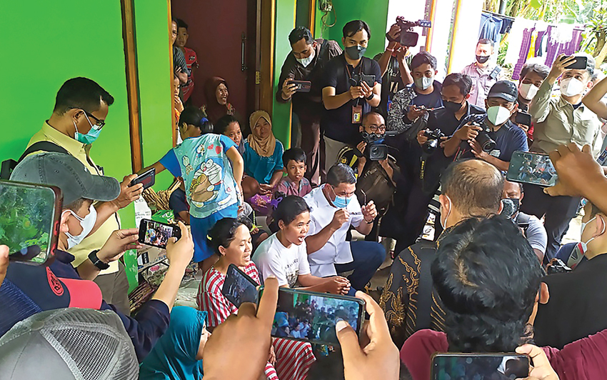 GALI INFORMASI: Rombongan Komisi III DPR berdialog dengan warga Desa Wadas, Purworejo, Jawa Tengah, kemarin (10/2). (HENDRI UTOMO/JAWA POS RADAR PURWOREJO) - Image