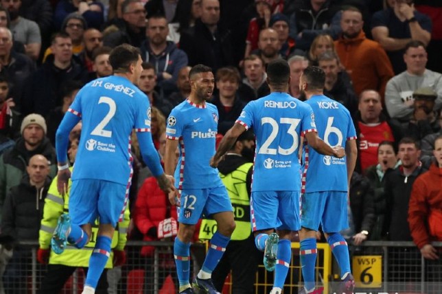 Selebrasi pemain Atletico Madrid Lenan Rodi (kedua kiri) usai mencetak gol ke gawang Manchester United dalam pertandingan leg kedua babak 16 besar Liga Champions di Old Trafford, Manchester, Rabu (16/3). Phil Noble/Reuters/Antara - Image