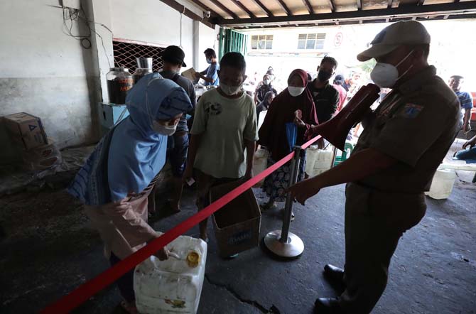 Warga antre Minyak Goreng Curah di Koja, Jakarta Utara, Kamis (24/3/2022). Depo Minyak Goreng curah membagikan 100 kupon setiap harinya kepada masyarakat yang akan membeli minyak curah dengan harga 11.500. FOTO : FEDRIK TARIGAN/ JAWA POS - Image