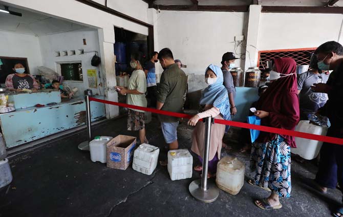 Warga antre Minyak Goreng Curah di Koja, Jakarta Utara, Kamis (24/3/2022). Depo Minyak Goreng curah membagikan 100 kupon setiap harinya kepada masyarakat yang akan membeli minyak curah dengan harga 11.500. FOTO : FEDRIK TARIGAN/ JAWA POS - Image
