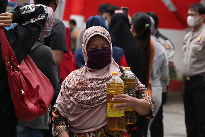 Warga saat antre membeli minyak goreng pada operasi pasar di Polsek Tebet, Jakarta, Jumat (4/3/2022). Polres Jakarta Selatan mengadakan operasi pasar minyak goreng yang dijual sesuai harga eceran tertinggi (HET) yang ditetapkan pemerintah dengan kuota 300 - Image