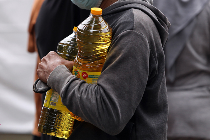 Warga saat antre membeli minyak goreng pada operasi pasar di Polsek Tebet, Jakarta, Jumat (4/3/2022). Polres Jakarta Selatan mengadakan operasi pasar minyak goreng yang dijual sesuai harga eceran tertinggi (HET) yang ditetapkan pemerintah dengan kuota 300 - Image