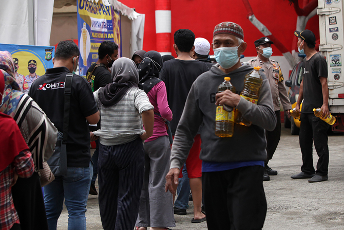 Warga saat antre membeli minyak goreng pada operasi pasar di Polsek Tebet, Jakarta, Jumat (4/3/2022). Polres Jakarta Selatan mengadakan operasi pasar minyak goreng yang dijual sesuai harga eceran tertinggi (HET) yang ditetapkan pemerintah dengan kuota 300 - Image