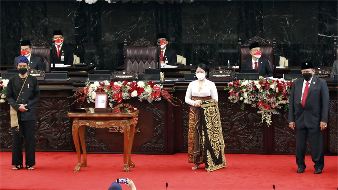 Ketua DPD RI AA LaNyalla Mahmud Mattalitti (kanan) saat menghadiri sidang bersama DPR dan DPD 16 Agustus 2021 bersama Presiden Joko Widodo dan dan Wapres Kiai Haji Ma - Image