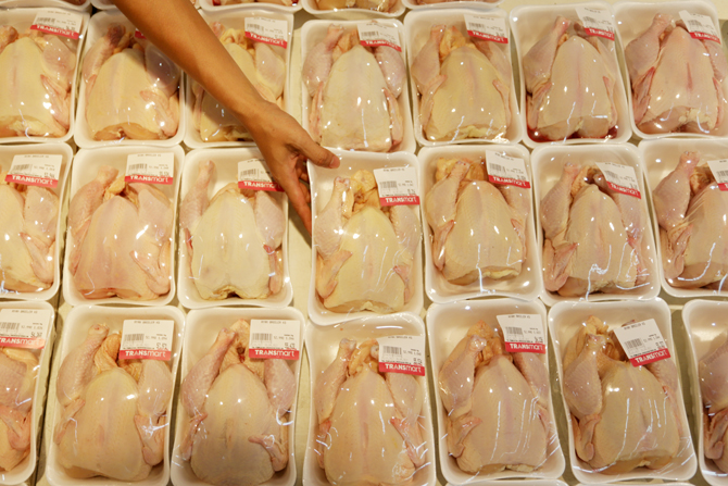 Pengunjung saat berbelanja daging ayam dan sapi segar di supermarket di Jakarta, Selasa (29/3/2022). Badan Pangan Nasional (Bapanas) memastikan ketersediaan sembilan bahan pokok (sembako) aman menjelang bulan Ramadhan hingga Idul Fitri 2022. Bapanas mem - Image