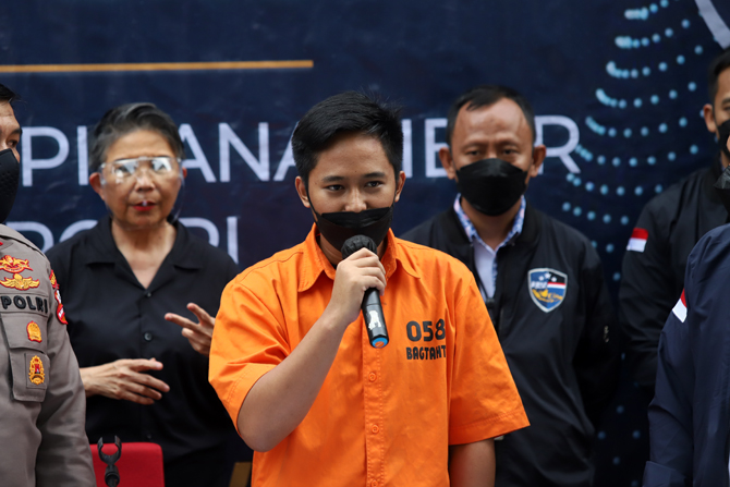 Barang bukti dan aset tersangka kasus aplikasi trading Quotex Doni Salmanan saat di tunjukan pada konferensi pers di Mabes Polri, Jakarta, Selasa (15/3/2022). Bareskrim Polri menyita Total barang bukti sebanyak 97 item milik tersangka kasus aplikasi tradi - Image
