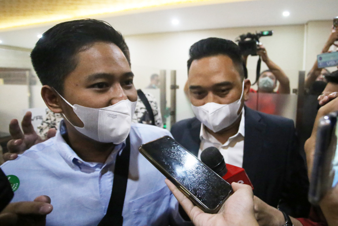 Doni Salmanan tiba untuk memenuhi panggilan Bareskrim Polri, Jakarta, Selasa (8/3/2022). Doni Salmanan hari ini mendatangi Bareskrim Polri untuk pemeriksaan terkait kasus platform Quotex. Doni juga diduga melakukan penipuan dan tindak pidana pencucian uan - Image