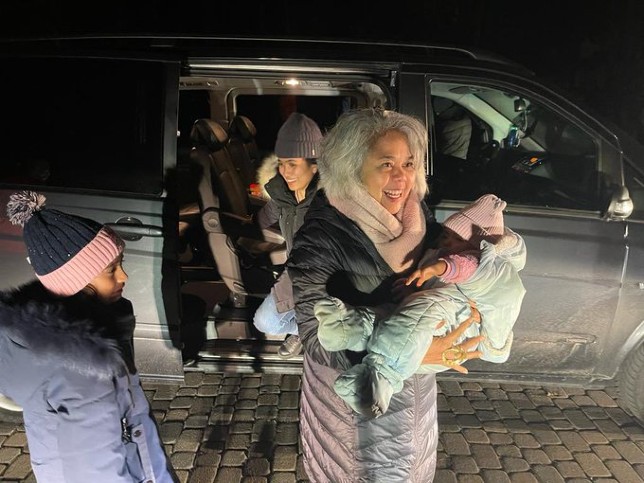 WNI dari Ukraina dievakuasi ke tempat aman. (Twitter Kemenlu) - Image