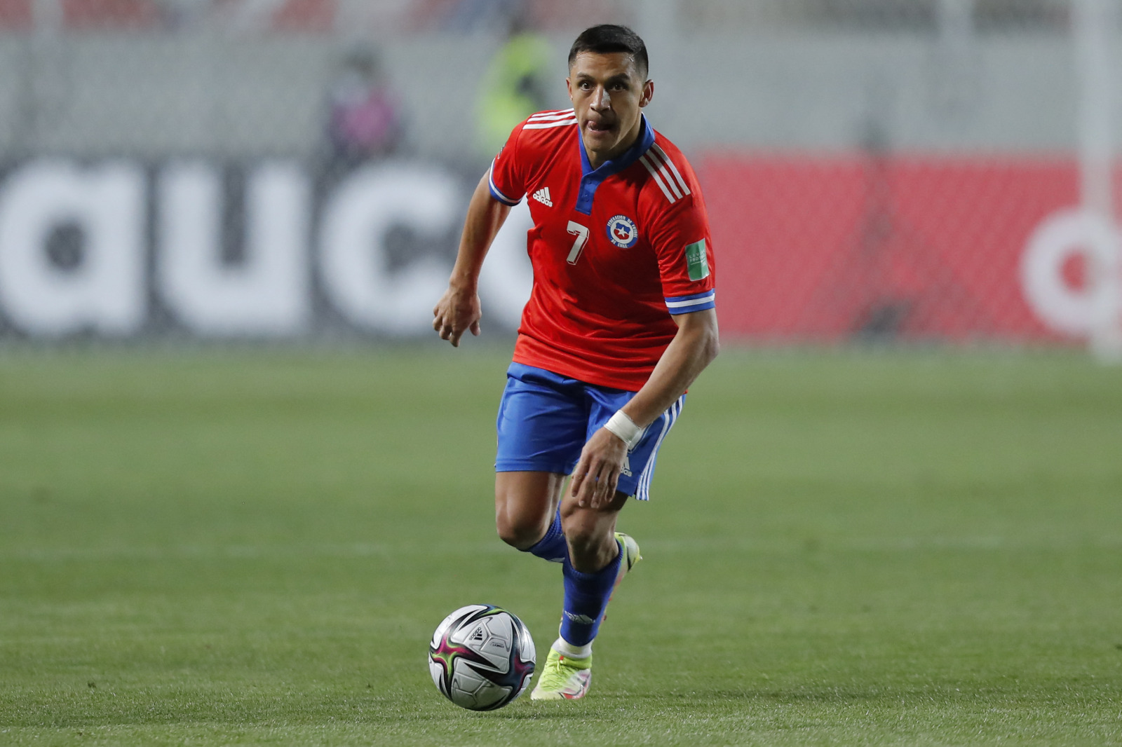 MARIANA GREIF/POOL/AFP-JAVIER TORRES/AFP- FRANKLIN JACOME / POOL/AFP-DOUGLAS MAGNO/AFP SISA DUA SLOT: Dari kiri, striker Uruguay Luis Suarez, striker Cile Alexis Sanchez, bomber Ekuador Enner Valencia, dan penyerang Peru Gianluca Lapadula bakal memperebut - Image