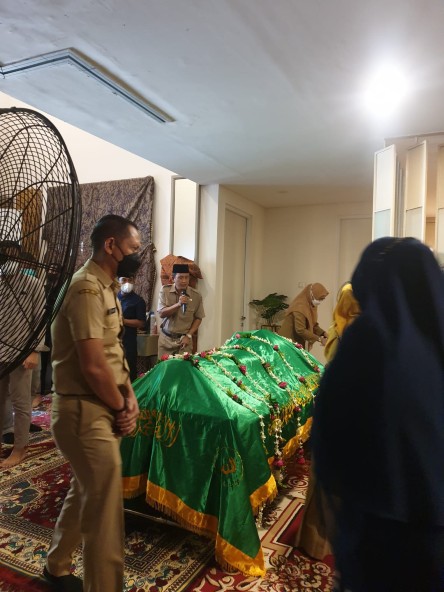 Anggota DPRD melayat ke rumah duka keluarga Wali Kota Surabaya Eri Cahyadi. Reni Astuti for JawaPos - Image