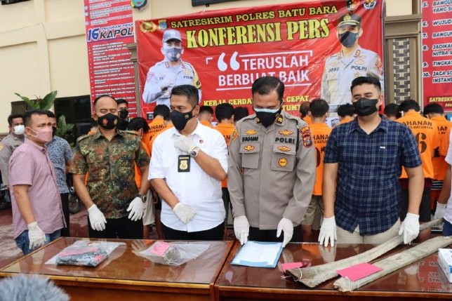 Penangkapan 19 orang tersangka kasus penganiayaan berujung kematian di Kecamatan Sei Suka, Kabupaten Batubara, Sumatera Utara. Polres Batubara/Antara - Image