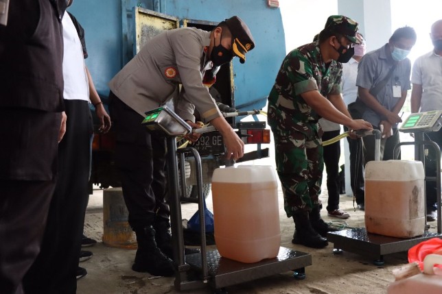 Warga antre untuk mendapat minyak goreng. Polres Bojonegoro for JawaPos - Image