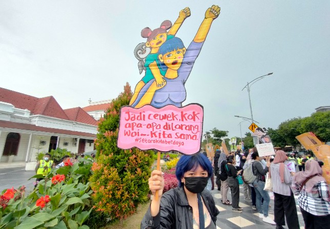 Peserta aksi membawa wayang berisi tuntutan di IWD Surabaya. Rafika Yahya/JawaPos.com - Image
