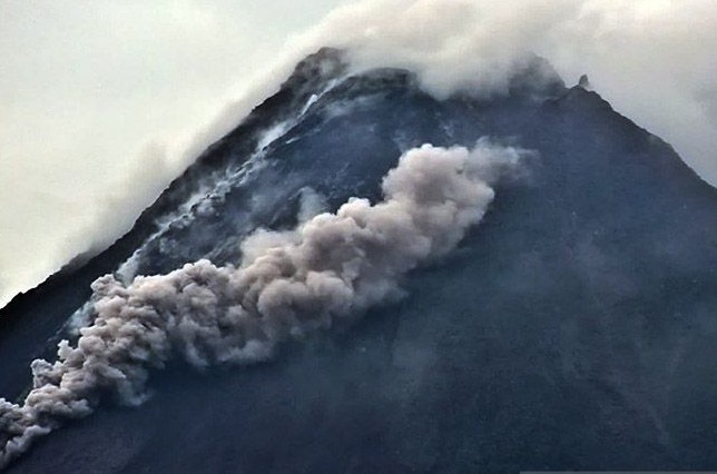 Gunung Merapi saat meluncurkan awan panas guguran. BPPTKG/Antara - Image
