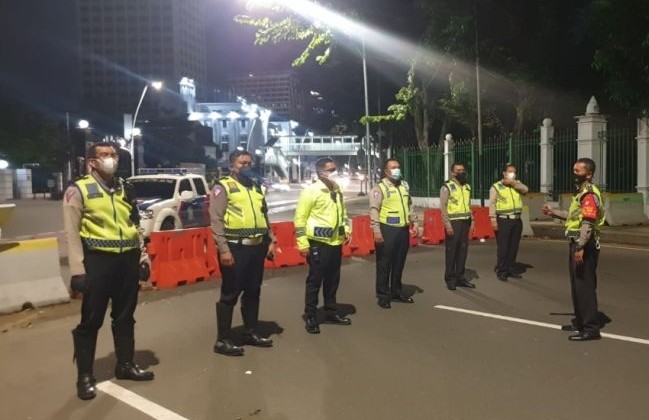 Polisi menutup beberapa titik di kawasan Monas, Jakarta Pusat, mencegah balap liar. Twitter@TMCPoldaMetro/Antara - Image