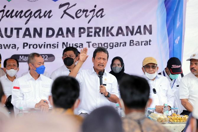 Menteri Kelautan dan Perikanan Sakti Wahyu Trenggono saat melakukan Kunjungan Kerja di Kecamatan Moyo Utara, Sumbawa, Jumat (18/3/2022). Melalui Lembaga Pengelola Modal Usaha Kelautan dan Perikanan (LPMUKP), KKP menyalurkan modal kepada nelayan dan delap - Image