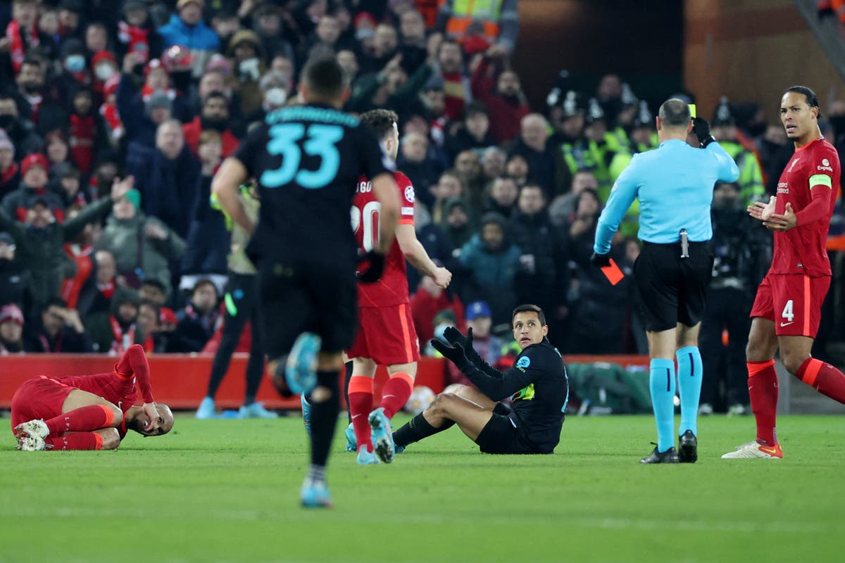 MATTIA OZBOT/INTER MILAN ANTUSIASME BERLEBIHAN: Alexis Sanchez melanggar gelandang LFC Thiago Alcantara di Anfield kemarin (9/3). Alexis kemudian menerima kartu merah karena melanggar gelandang LFC lainnya, Fabinho. - Image