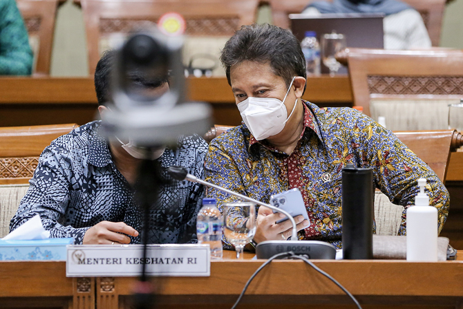 Menteri Kesehatan Budi Gunadi Sadikin, berbincang sebelum memulai rapat kerja dengan Komisi X DPR di Gedung Nusantara I Senayan, Jakarta, Selasa (22/3/22). Rapat kerja ini membahas pergeseran pagu alokasi Kementerian Kesehatan tahun anggaran 2022 sesuai p - Image
