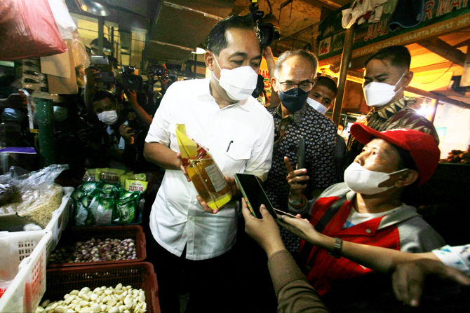 Menteri Perdagangan Muhammad Lutfi melakukan inspeksi mendadak kepada pedagang sembako di Pasar Senen, Jakarta Pusat, Kamis (17/3/2022). Sidak ini memastikan ketersediaan minyak goreng dan sembako untuk di pasar tradisional menjelang bulan Ramadan. Adapun - Image