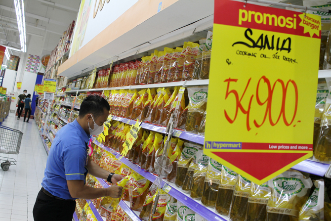 Ilustrasi sebuah mini market menjual minyak goreng kemasan - Image