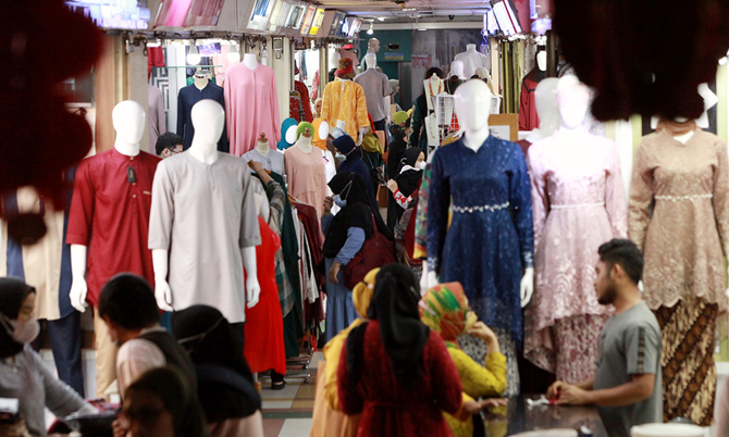 Pasar Tanah Abang Blok A kembali ramai dikunjungi pembeli menjelang memasuki bulan Ramadhan pada Selasa (29/3/2022). Pasar Tanah Abang sempat sepi karena tingginya kasus Covid-19 di Jakarta pada awal tahun 2022. Para pengunjung ramai berburu berbagai maca - Image