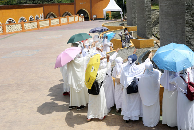Sejumlah jamaah calon haji dan umroh mengikuti pelatihan manasik di Al Mahmudah Manasik Haji Training Centre Setu, Tangerang Selatan, Banten, Selasa (22/3/2022). Seiring sudah dibukanya kembali Umroh dan makin dekatnya musim haji tahun 2022 sejumlah biro - Image
