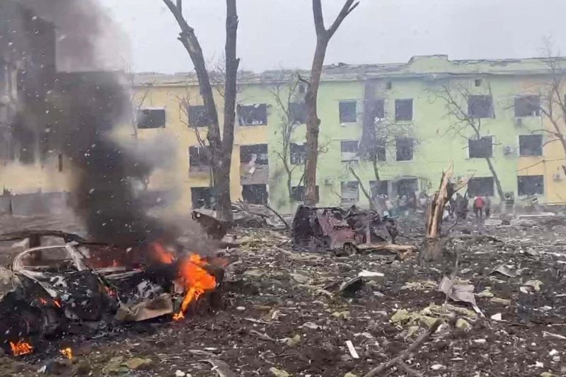 Pemandangan menunjukkan mobil dan bangunan rumah sakit yang hancur akibat serangan udara di tengah invasi Rusia ke Ukraina, di Mariupol, Ukraina, dalam gambar selebaran yang dirilis Rabu (9/3/2022). ANTARA/REUTERS/NATIONAL POLICE OF UKRAINE - Image