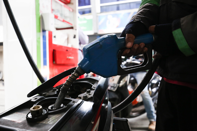 Pengendara saat mengisi bahan bakar minyak di SPBU Kuningan, Jakarta, Rabu (30/3/2022). PT Pertamina (Persero) dikabarkan akan menaikkan harga Bahan Bakar Minyak (BBM) non subsidi jenis bensin dengan nilai oktan (RON) 92 alias Pertamax per Jumat, 1 April - Image