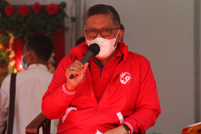 Sekretaris Jenderal Partai Demokrasi Indonesia Perjuangan (PDIP) Hasto Kristiyanto bersama kader partainya melakukan demo masak tanpa minyak goreng kelapa sawit di Sekolah Partai PDIP, Lenteng Agung, Jakarta, Senin (28/3/2022). Kegiatan tersebut digelar u - Image